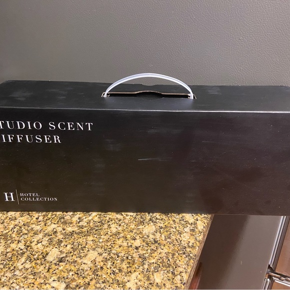 Hotel Collection Diffuser With 3 Used Fragrance Oils - Picture 6 of 8